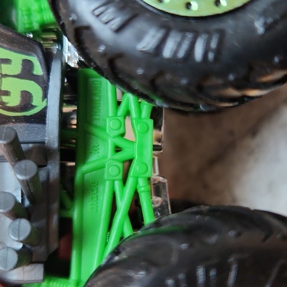 Hotwheels Radical Racer Monster Truck 4x4 black 1:64 scale - Picture 7 of 9